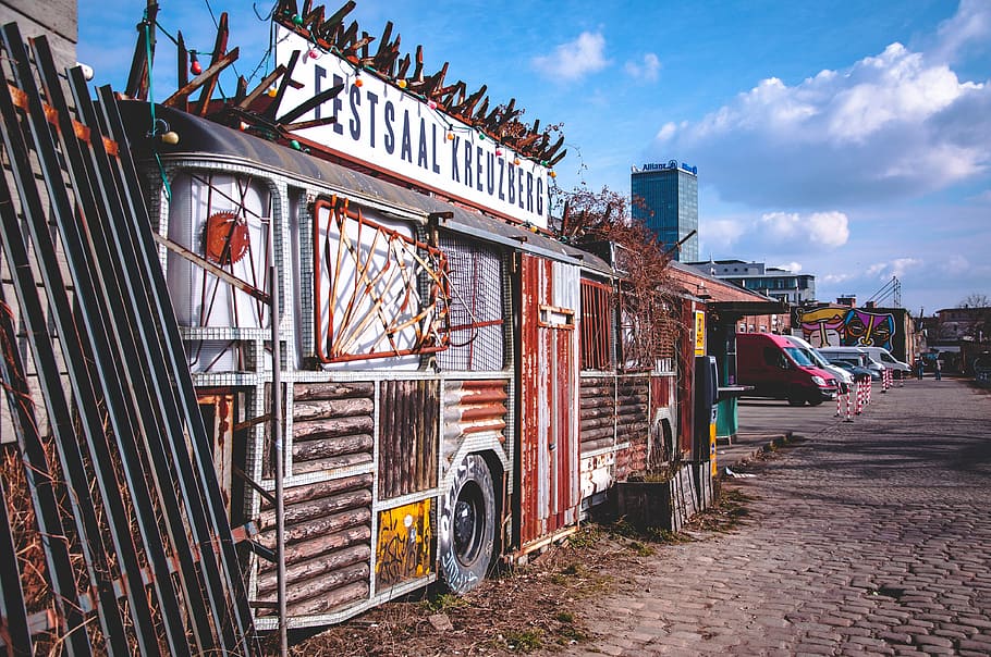 festsaal vývěsní štít, dodávka, zaparkováno, suvs, během dne, rez, rezavý, auto, Čepel pily, přeprava, způsob dopravy, architektura, nebe, mrak - nebe, exteriér budovy, pozemního vozidla, den, Příroda, stavba, nikdo, kamionu, stacionární, venku, budova, silnice, město, ulice, venkovské scény, motorové vozidlo, 4K