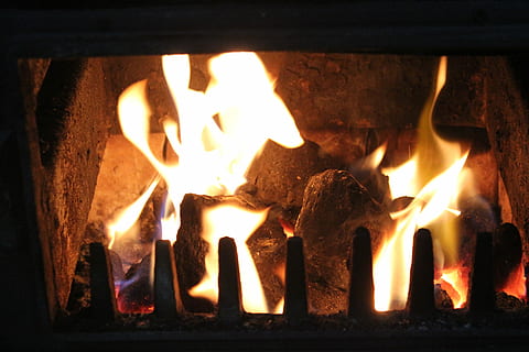 ali, hogar, llama, fuego - fenómeno natural, ardiente, calor - temperatura, nadie, fuego, Iniciar sesión, madera, leña, naturaleza, material de madera, brillante, de cerca, color naranja, noche, movimiento, iluminado, adentro, ambiente, hoguera, 5K, CC0, dominio público, libre de derechos