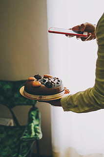 persona, participación, iphone, tomando, foto, pastel, cortinas, redondo, blanco, marrón, pastel cubierto de hielo, utilizando, feliz cumpleaños, interior de la casa, gente, hombres, comida, adentro, estilos de vida, adulto, una persona, mano humana, etnia caucásica, cuarto doméstico, comida y bebida, parte del cuerpo humano, Sólo para adultos, mano, gente real, comida dulce, dulce, postre, centrarse en primer plano, horneado, frescura, tentación, indulgencia, mesa, preparación, cocinero, 5K, CC0, dominio público, libre de derechos