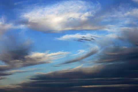 skyer, Himmelblå, form, himmel, blå, skyer form, aftenhimmel, sky - himmel, skønhed i naturen, natur, scenics, cloudscape, scenics - natur, ro, lav vinkel visning, dramatisk himmel, ingen mennesker, rolig scene, baggrunde, dag, udendørs, idyllisk, miljø, humørlig himmel, overskyet, vind, meteorologi, 4K, CC0, offentligt domæne, royaltyfrie