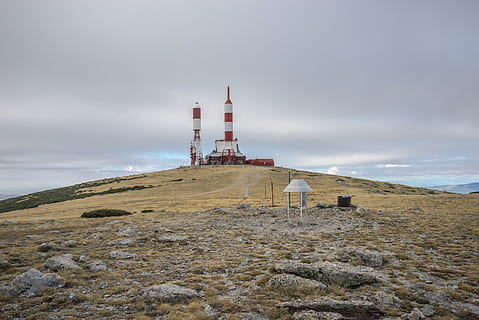 przekaźnik, baza, Mars, księżyc, sekret, wojskowy, pocisk, Góra, brzęk, rakieta, udogodnienia, krajobraz, Top, szczyt, alpinizm, wędrówki, pireneje, morze, latarnia morska, plaża, zbudowana struktura, woda, dzień, niebo, architektura, chmura - niebo, wieża, na zewnątrz budynku, Natura, wylądować, przemysł, rock - obiekt, skała, solidny, środowisko, technologia, poradnictwo, żadnych ludzi, na dworze, 5K, CC0, domena publiczna, darmowe zdjęcia
