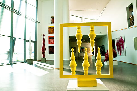 interno, galleria, luce, arte, esposizione, galleria d'arte, sala, moderno, piazza, architettura, in casa, nessuno, finestra, giochi di svago, giallo, struttura costruita, preparativi, pavimentazione, gioco, giorno, creatività, vetro - materiale, gioco da tavolo, rappresentazione, cultura artistica e intrattenimento, natura morta, trasparente, rappresentazione umana, tavolo, 4K, CC0, dominio pubblico, privo di copyright