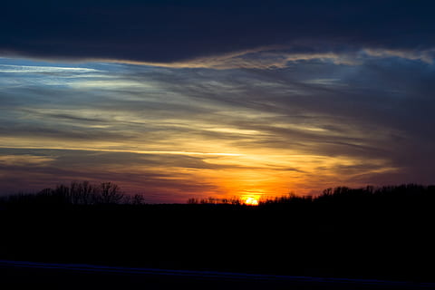 blu, bianca, giallo, cieli, tramonto, cielo, tempesta, nuvole, sera, crepuscolo, viaggio, all'aperto, arancia, luce del sole, nuvola - cielo, silhouette, la tranquillità, scenics - natura, scena tranquilla, bellezza nella natura, albero, ambiente, nessuno, natura, paesaggio, strada, cielo drammatico, colore arancione, pianta, buio, terra, 4K, CC0, dominio pubblico, privo di copyright
