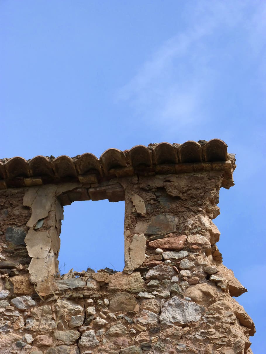 ruïna, buit, finestra, metàfora, cel, finestra buida, deshabitada, soledad, desolació, abandonament, antiga ruïna, arquitectura, antic, història, estructura construïda, el passat, vista d’angle baix, dia, cap gent, vell, sòlid, blau, naturalesa, cel clar, abandonat, espatllat, còpia espai, paret, mal estat, a l'aire lliure, arruïnat, paret de pedra, deteriorament, civilització antiga, 4K