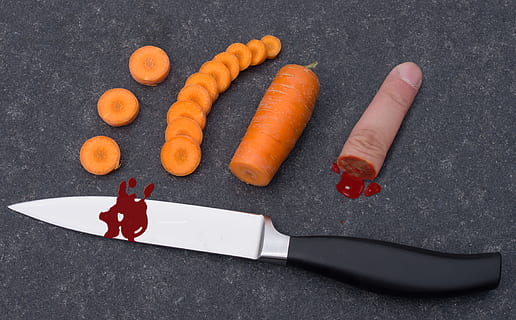 ai, faca, faca afiada, cortar, faca de cozinha, perigoso, sangue, dedo, corte fora, cenouras, Comida, vegetal, comida e bebida, vegetais de raiz, cenoura, visão de alto ângulo, mão humana, frescura, dentro de casa, mão, parte do corpo humano, Alimentação saudável, uma pessoa, vermelho, ainda vida, tiro do estúdio, cor laranja, fechar-se, 4K, CC0, domínio público, royalty free