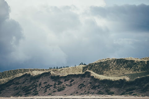 barna, hegy, felhős, nap, barna domb, kék, fű, szürke, tájak, Cser, természet, felhő - ég, tájkép, scenics, ég, cloudscape, nem ember, szabadban, festmények - természet, környezet, szépség a természetben, nyugodt jelenet, nem városi színtéren, nyugalom, föld, hegység, távoli, utazás, utazási célpontok, éghajlat, száraz éghajlat, félszáraz, 4K, CC0, közkincs, jogdíjmentes