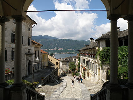 Italia, cielo, nubes, arco, arqueado, edificios, urbano, arquitectura, montañas, bosque, arboles, calle, acera, fuera de, verano, primavera, las flores, estructura construida, exterior del edificio, edificio, nube - cielo, montaña, ciudad, personas incidentales, día, naturaleza, grupo de personas, adulto, Distrito residencial, hombres, mujer, pueblo, gente real, gente, viaje, columna arquitectonica, al aire libre, paisaje urbano, 2K, CC0, dominio público, libre de derechos
