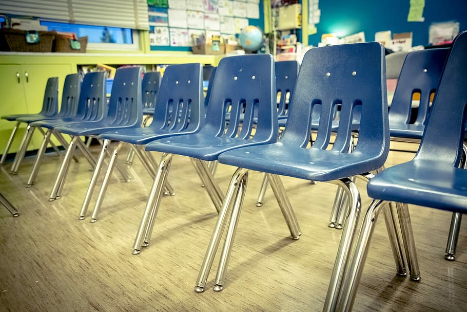 blau, cadires sense braç de plàstic, plàstic, sense braç, cadires, escola, aula, educació, grup, aprenentatge, elemental, primària, lliçó, fila de cadires, cadires d’escola, rendiment, cadira, en fila, buit, a l'interior, cap gent, gran grup d'objectes, seient, absència, arranjament, costat a costat, sòls, taula, repetició, ordre, arquitectura, metall, negocis, comoditat, mobles, natura morta, 5K
