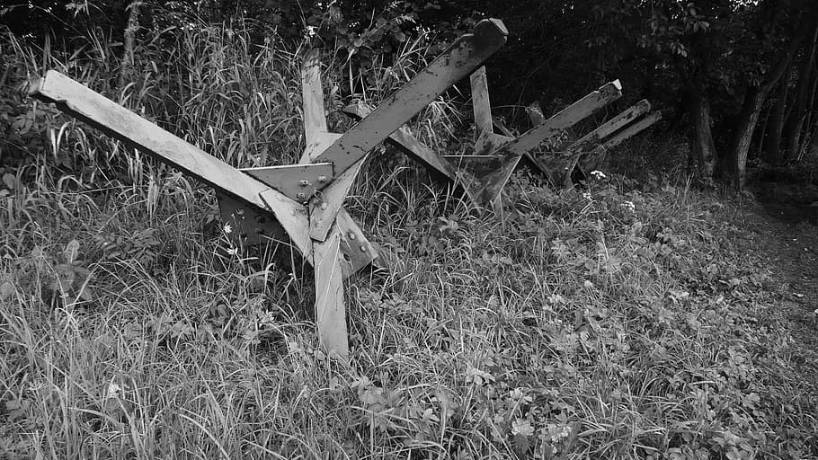 ceco, ostacolo, militare, guerra, proteggere, esercito, storia, bunker, bianco e nero, natura, vecchio, all'aperto, legno - materiale, nessuno, erba, albero, giorno, terra, pianta, campo, crescita, la tranquillità, attraversare, obsoleto, abbandonato, spiritualità, il passato, religione, 2K