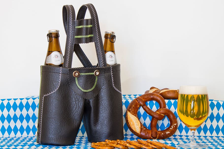 pantalons de cuir, cervesa, barra, beure, tradició, celebra, després de la feina, gaudeix, cerveseria, xips de manteig, got de cervesa, pretzel, blau blanc, escuma de cervesa, prost, divertit, humor alegre, alcohol, tradició brezl bavaresa, cervesa eggenberg, cap gent, tir de l'estudi, menjar i beguda, natura morta, a l'interior, sabata, cervesa - alcohol, fons blanc, menjar, primer pla, marró, ampolla, arrencada, contenidor, blau, tèxtil, cuir, 5K