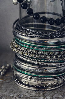 assortert, bangles, klar, glass sylinder, smykker, bangle, sølv, sølvring, nærbilde, innendørs, ingen folk, bord, stilleben, fokusere på forgrunnen, metall, mønster, krukke, container, stable, sølvfarget, mat og Drikke, glass - materiale, gjennomsiktig, selektiv fokusering, stor gruppe gjenstander, enkelt objekt, industri, servise, 4K, CC0, offentlig domene, opphavsrett gratis