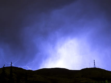 hitam, gunung, ungu, hujan badai, waktu malam, bunga api, bersinar, bayangan hitam, biru, langit, petir, foto, di malam hari, badai, awan, alam, pemandangan, awan - langit, malam, gelap, cloudscape, di luar rumah, tidak ada orang, keindahan di alam, scenics - alam, lingkungan Hidup, kekuatan di alam, adegan yang tenang, kekuasaan, ketenangan, listrik, tiang listrik, tampilan sudut rendah, Sumber Daya listrik, yg beralamat buruk, 4K, CC0, domain publik, bebas royalti