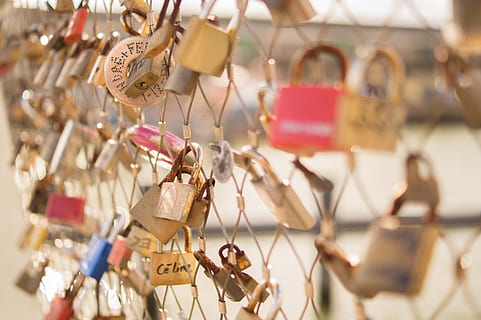 selektiv, fokus fotografering, hængelåse, kæde link hegn, låse, bro, farve, held, forretning, valentinsdag, romantisk, hængelås, loyalitet, hængende, kærlighed, kærlighedslås, håb - koncept, sikkerhed, positive følelser, beskyttelse, fokus på forgrunden, emotion, ingen mennesker, hegn, tæt på, metal, stor gruppe af objekter, dag, selektiv fokusering, udendørs, besked, 5K, CC0, offentligt domæne, royaltyfrie