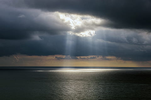 foto, samudra, sinar krepuskular, langit, awan, berawan, pemandangan laut, air, refleksi, lampu, kontras, horison, awan - langit, badai, laut, scenics - alam, cakrawala di atas air, keindahan di alam, langit yang dramatis, sinar matahari, lingkungan Hidup, hujan badai, alam, ketenangan, agama, tidak ada orang, hujan, di luar rumah, hujan deras, hujan lebat, matahari, cuaca ekstrim, 2K, CC0, domain publik, bebas royalti
