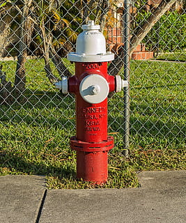 Feuerhydrant, Wasseraufnahme, städtische Elemente, Sicherheit, Schutz, Grenze, Zaun, Metall, Barriere, rot, Tag, Maschendrahtzaun, keine Leute, Natur, Gras, Unfälle und Katastrophen, Text, Kommunikation, draußen, westliche Schrift, Straße, 2K, CC0, gemeinfrei, lizenzfrei