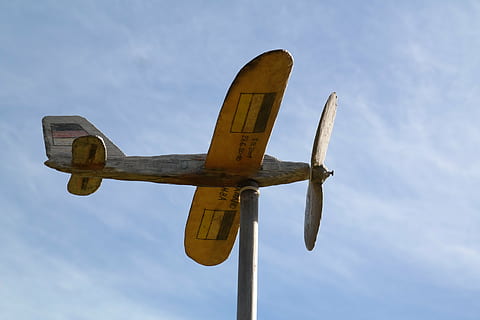 vliegtuig, folder, propeller, model-, gamevliegtuigen, vleugel, luchtvoertuig, hemel, lage hoekweergave, geen mensen, dag, natuur, metaal, hout - materiaal, wolk - lucht, pool, buitenshuis, blauw, oud, roestig, verweerde, de begeleiding, communicatie, vervoer, wijze van transport, kruis, houten paal, 5K, CC0, publiek domein, royaltyvrij