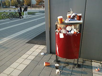 Müll, den Papierkorb, Behälter, Mülleimer, Tag, Stadt, Fußweg, Straße, Container, draußen, keine Leute, Umweltprobleme, Natur, die Architektur, Bürgersteig, unhygienisch, Metall, rot, Sonnenlicht, gebaute Struktur, soziale Themen, 2K, CC0, gemeinfrei, lizenzfrei