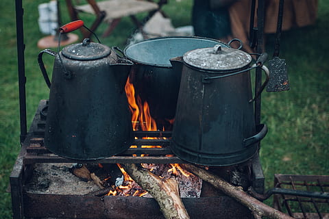to, kedler, en, gryde, top, ild, sort, kullgrill, støbejern, træ, brand - naturligt fænomen, flamme, varme - temperatur, udendørs, brænding, madlavning, Brænde, lejrbål, mad, natur, mad og drikke, Camping, forberedelse, træ - materiale, log, køkkenredskaber, dag, husholdningsudstyr, fokus på forgrunden, metal, ingen mennesker, forbereder mad, madlavning redskaber, Camping komfur, bål, 5K, CC0, offentligt domæne, royaltyfrie