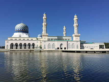 mesquita, reflexió, religió, exterior de l'edifici, arquitectura, cel, aigua, destinacions de viatge, estructura construïda, cúpula, davant del mar, cel clar, naturalesa, ciutat, blau, viatjar, cap gent, lloc de culte, edifici, a l'aire lliure, govern, 2K, CC0, domini públic, lliure de regalies