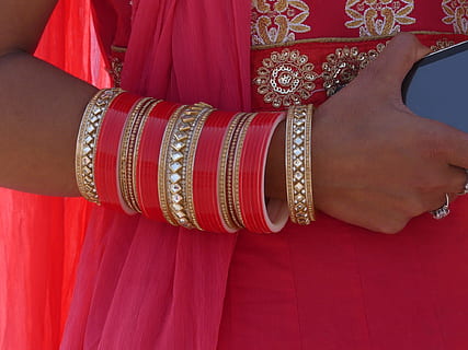 bangle, india, rød, brud, kun voksne, kun en kvinne, feiring, armbånd, tradisjonelle klær, midsection, sari, bryllup, livshendelser, én person, menneskelig hånd, smykker, henna tatovering, hånd, kvinner, newlywed, voksen, begivenhet, innendørs, vielsen, 1080P, CC0, offentlig domene, opphavsrett gratis