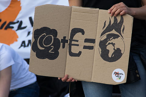asmuo, ūkyje, kartono ženklai, protestuoti, demo, klimatas, protestas, paradas, žmonių, skalūnas, energijos, protesto lenta, demonstracija, naftos, veiksmų, teisingumą, žmonių klimato žygis, aplinką, tvarumą, klimato kaita, tekstą, vaikas, žmogaus kūno dalis, vaikystėje, palikuonys, komunikacijos, popieriaus, vyrai, pranešimą, žmonių grupė, socialinius klausimus, žmogaus ranka, ranka, midsection, švietimas, ženklas, architektūra, protestuotojas, 5K, CC0, Viešasis domenas, nemokamai
