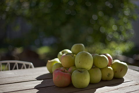 mele, albero, cortile, mazzo, frutti di mela, tavolo, frutta, Mela, verde, bokeh, all'aperto, luce del sole, ombra, mucchio, luce del mattino, luce, mattina, struttura di legno, legna, struttura, Mela rossa, Mela verde, retroilluminato, raccogliere, cibo e bevande, mangiare sano, cibo, benessere, freschezza, concentrarsi sulle conoscenze acquisite, nessuno, legno - materiale, giorno, pianta, natura, avvicinamento, colore verde, messa a fuoco selettiva, grande gruppo di oggetti, 5K, CC0, dominio pubblico, privo di copyright