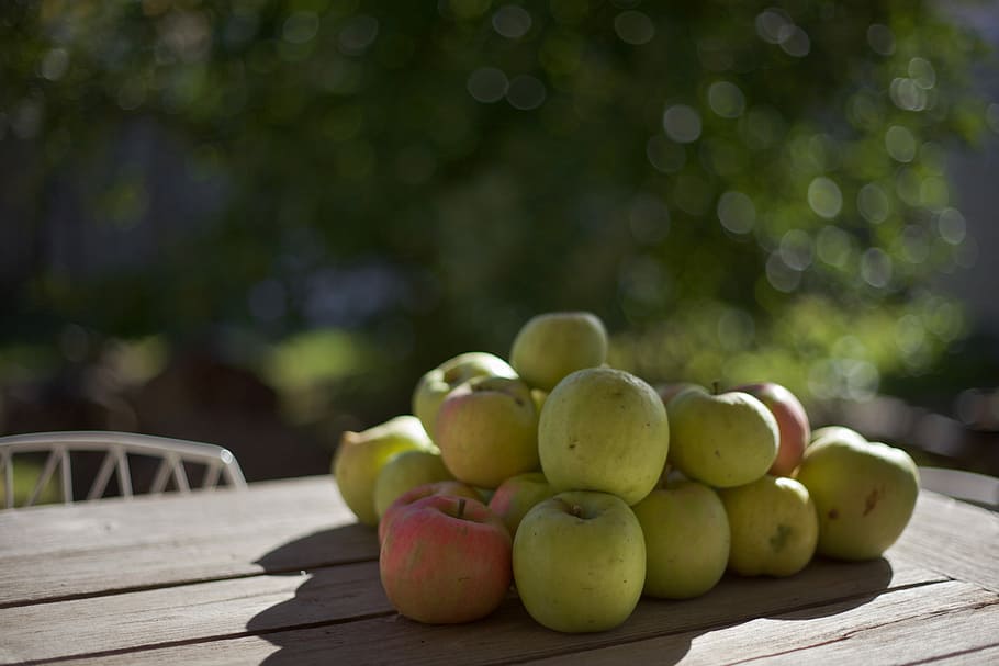 mele, albero, cortile, mazzo, frutti di mela, tavolo, frutta, Mela, verde, bokeh, all'aperto, luce del sole, ombra, mucchio, luce del mattino, luce, mattina, struttura di legno, legna, struttura, Mela rossa, Mela verde, retroilluminato, raccogliere, cibo e bevande, mangiare sano, cibo, benessere, freschezza, concentrarsi sulle conoscenze acquisite, nessuno, legno - materiale, giorno, pianta, natura, avvicinamento, colore verde, messa a fuoco selettiva, grande gruppo di oggetti, 5K