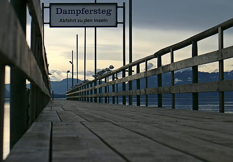 web, passeig marítim, perspectiva, vista general, taulons de fusta, fusta, baranes de fusta, tauló de fusta, barana, sortida, arribada, caminar, text, arquitectura, estructura construïda, cel, comunicació, signe, guió occidental, cap gent, naturalesa, direcció, el camí a seguir, a l'aire lliure, dia, informació, exterior de l'edifici, sendera, núvol - cel, signe d'informació, orientació, perspectiva decreixent, 2K, CC0, domini públic, lliure de regalies