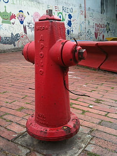 Wasser, Feuer, rot, Feuerhydrant, Metall, Sicherheit, keine Leute, Schutz, Tag, Fußweg, Unfälle und Katastrophen, Bürgersteig, Text, Wandbau - Funktion, Nahansicht, die Architektur, Steuerung, alt, Ventil, Wand, drinnen, Feuerwehrschlauch, Maschinenventil, 1080P, CC0, gemeinfrei, lizenzfrei