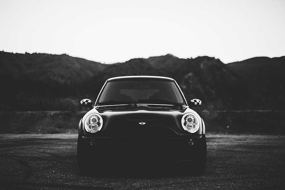 indånder - mini, gråtonebillede, mini cooper, bil, sort, mini, sort og hvid, forlygter, transportform, transportmidler, motor køretøj, retro stylet, bjerg, himmel, dag, skyfri himmel, natur, land køretøj, kopiere plads, fokus på forgrunden, udendørs, rejse, ingen mennesker, jord, landskab, stående, 5K