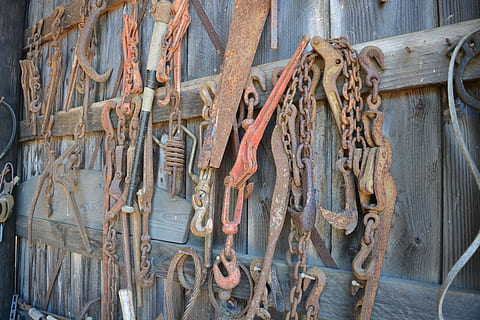 logare, instrumente de logare, instrument, lanţ, epocă, oregon, metal, nici o persoana, lemn - material, grup mare de obiecte, zi, agăţat, abundenţă, ruginit, în aer liber, alegere, variație, cadru complet, vechi, echipament, natură moartă, a închide, fundaluri, montare pe perete, declin, 5K, CC0, domeniu public, fără drepturi de autor