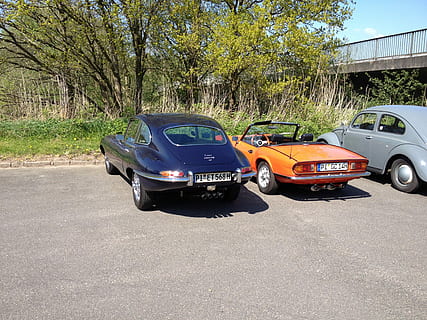 vecchi tempi, giaguaro, vecchia macchina, auto, mezzi di trasporto, albero, strada, all'aperto, giorno, modo di trasporto, veicolo a motore, veicolo terrestre, pianta, nessuno, natura, città, luce del sole, stazionario, viaggio, architettura, ombra, guasto del veicolo, 2K, CC0, dominio pubblico, privo di copyright