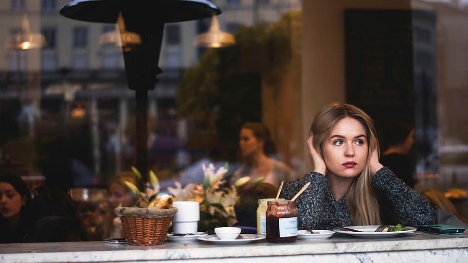 donna, grigio, maglione, seduta, davanti, tavolo di marmo, copertura, orecchie, marmo, tavolo, donne, persone, femmine, una persona, etnia caucasica, adulto, giovane adulto, in casa, bellezza, bellissimo, contemplazione, riflessione, bar, cibo e bevande, ristorante, attività commerciale, ritratto, giovani donne, caffè - bevanda, tazza, bere, caffè, tazza di caffè, guardando la fotocamera, bella donna, caffetteria, adolescente, acconciatura, 4K