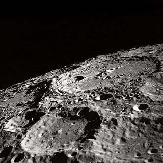 foto, superfície de la lluna, fotografia de la lluna, escala de grisos, lluna, terra, espai, cràter, superfície, paisatge, naturalesa, aigua, cap gent, mar, rock - object, fons negre, tir de l'estudi, primer pla, nit, còpia espai, a l'aire lliure, transport, manera de transport, cel, vista d’angle baix, viatjar, vell, sòlid, arquitectura, tranquil·litat, 2K, CC0, domini públic, lliure de regalies