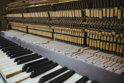 vecchio pianoforte rotto, vecchio, rotto, pianoforte, arte e intrattenimento, oggetti, musica, strumento musicale, tasto del pianoforte, avvicinamento, chiave, cultura artistica e intrattenimento, in casa, attrezzatura musicale, nessuno, di fila, grande gruppo di oggetti, messa a fuoco selettiva, strumento a tastiera, tastiera, ripetizione, legno - materiale, abbondanza, tessile, natura morta, 4K, CC0, dominio pubblico, privo di copyright