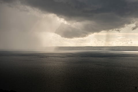 ruumis, veden kuva, harmaasävyinen kuva, meri, taivas, pilvi, auringonsäteet, vesi, valtameri, tumma, sade, järvi, pilvi - taivas, maisemat - luonto, kauneus luonnossa, horisontti veden yli, horisontti, luonto, ei ihmisiä, tyyneys, ulkona, idyllinen, rauhallinen kohtaus, päivä, ympäristö, myrsky, maa, voimaa luonnossa, 5K, CC0, public domain, rojaltivapaa