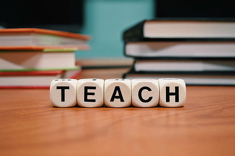 enseigner des lettres en blocs, apprendre, éducation, école, classe, enseignement, bois - matériau, à l'intérieur, table, empiler, personne, fermer, journée, groupe d'objets, bloc de jouet, texte, nombre, lettre capitale, groupe moyen d'objets, apprentissage, nature morte, se concentrer sur le premier plan, dans une rangée, écriture occidentale, jouet, mise au point sélective, alphabet, 2K, CC0, domaine public, libre de droits