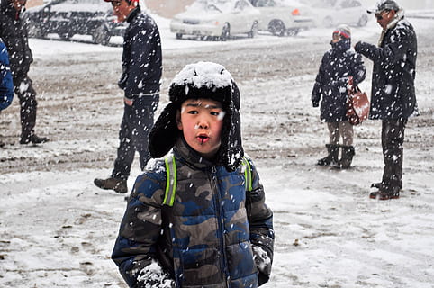 snefald, sner, dreng, slik, sød, kold, vinter, snefnug, hvid, hat, snedække, skole dreng, mongoliet, sne, mennesker, udendørs, koldtemperatur, barn, barndom, kold temperatur, hanner, herrer, varme tøj, drenge, tøj, fritidsaktivitet, natur, stående, rigtige mennesker, hunner, livsstil, familie, dag, uskyld, søn, 4K, CC0, offentligt domæne, royaltyfrie