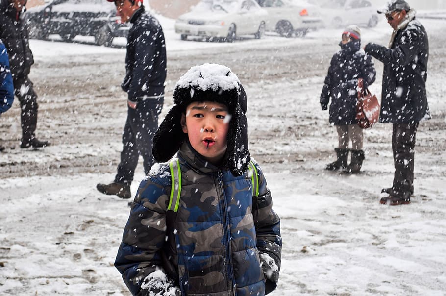snefald, sner, dreng, slik, sød, kold, vinter, snefnug, hvid, hat, snedække, skole dreng, mongoliet, sne, mennesker, udendørs, koldtemperatur, barn, barndom, kold temperatur, hanner, herrer, varme tøj, drenge, tøj, fritidsaktivitet, natur, stående, rigtige mennesker, hunner, livsstil, familie, dag, uskyld, søn, 4K