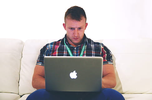 adam, kullanma, gri, kanepe, macbook, mızraklı süvari, yazarak, not defteri, dizüstü, başlamak, mızrak, iş, bilgisayar, teknoloji, Internet, genç, kişi, ofis, yaşam tarzı, ev, gündelik, Çalışma, yetişkin, kablosuz, internet üzerinden, seyir, insanlar, kablosuz teknoloji, erkekler, oturma, bir kişi, bağ, iletişim, mobilya, dizüstü bilgisayar kullanarak, önden görünüş, genç adam, içeriye, erkek, günlük kıyafet, gevşeme, yaşam, 5K