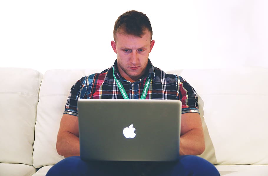 mand, ved brug af, grå, sofa, macbook, lancer, maskinskrivning, notesbog, bærbar, start op, lanse, forretning, computer, teknologi, internet, ung, person, kontor, livsstil, arbejde, hjem, afslappet, arbejder, voksen, trådløs, online, leder, mennesker, trådløs teknologi, herrer, sidder, en person, forbindelse, meddelelse, møbel, bruger bærbar computer, forfra, unge mænd, indendørs, hanner, afslappet tøj, lempelse, 5K