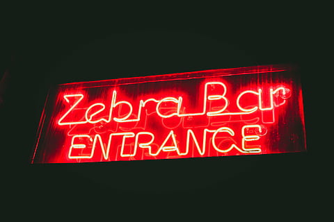 transformat-on, zebră, bar, Intrare, neon, ușoară, semnalizare, întuneric, noapte, roșu, lumini, semne electronice, lumină de neon, semn, iluminat, text, western script, comunicare, Fundal negru, a închide, nici o persoana, echipamente de iluminat, spațiu copie, studio shot, luminos, în interior, lumină - fenomen natural, Afaceri, oraș, consumismului, mesaj, viata de noapte, 5K