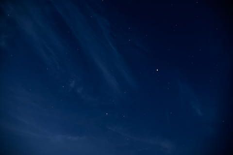 Aussicht, Nachthimmel, Natur, Himmel, Wolken, Nacht-, Sternbilder, Sterne, Blau, Weiß, Hintergründe, dunkel, Mond, Stern - Raum, Kunst, Kultur und Unterhaltung, keine Leute, Astronomie, Platz, Szenen - Natur, Sternfeld, wolke - himmel, Ruhe, Star, Galaxis, Schönheit in der Natur, ruhige Szene, Flachwinkelansicht, Erkundung, hell, 2K, CC0, gemeinfrei, lizenzfrei