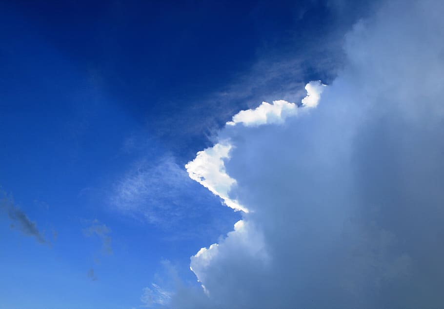 blauw, hemel, wolken, wit, pluizig, bewolkt, dag, helder, kleurrijk, lucht, atmosfeer, luchten, Diepblauw, zonlicht, cloudscape, hoog, natuur, wolk - lucht, schoonheid in de natuur, scenics - natuur, geen mensen, rustige scène, kalmte, lage hoekweergave, buitenshuis, achtergronden, idyllisch, volledig kader, witte kleur, kopie ruimte, milieu, meteorologie, 2K
