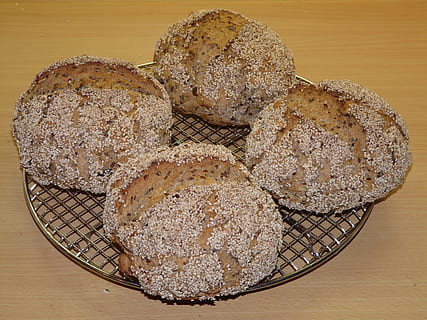 un pan, horneado, crujiente, frisch, incluso al horno, hecho en casa, sésamo, pan, comida y bebida, alimentación saludable, comida, grano integral, integral, adentro, frescura, listo para comer, mesa, naturaleza muerta, nadie, marrón, de cerca, comida dulce, vista de alto ángulo, rebanada de pan, material de madera, azúcar en polvo, tentación, bienestar, bollo, pan moreno, 2K, CC0, dominio público, libre de derechos