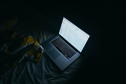 ieslēgts, pelēks, melns, klēpjdatoru, ābolu, MacBook, klēpjdators, tehnoloģijas, ekrānā, gmail, e-pastu, tumšs, gulta, lapas, dators, bezvadu tehnoloģija, savienojumu, komunikāciju, melns fons, telpās, datortehnika, izmantojot klēpjdatoru, tieši iepriekš, studija, augsts leņķa skats, internetā, datortīkls, nav cilvēku, kopēt vietu, datora tastatūra, datora monitors, tastatūra, datoru hakeris, datora valoda, 1080P, CC0, publiskais domēns, bez atlīdzības