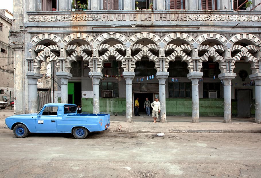 home, inclinat, concret, columna, dos, gent, de peu, porta, edifici, durant el dia, cuba, Havana, automàtic, oldtimer, crom, clàssic, retro, raresa, façana, casa, vintage, cotxe antic, nostàlgia, vell, vehicle, històricament, recollida, exterior de l'edifici, vida de ciutat, arquitectura, cotxe, ciutat, a l'aire lliure, carrer, estructura construïda, dia, només adults, automòbil, manera de transport, transport, persones reals, vehicle terrestre, arc, homes, persones incidentals, estils de vida, representació, escultura, estàtua, columna arquitectònica, 5K