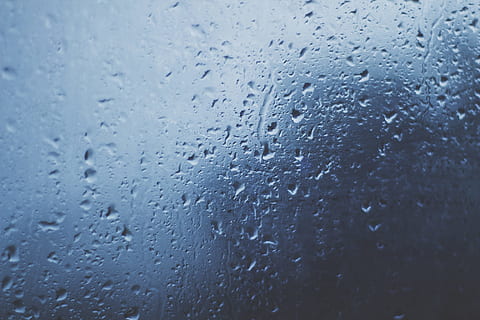 acqua, blu, bicchiere, sfocatura, bolle, avvicinamento, goccioline, gocce, gocce d'acqua, h2o, liquido, pioggia, gocce di pioggia, bagnato, finestra, far cadere, vetro - materiale, fotogramma intero, trasparente, sfondi, stagione piovosa, goccia di pioggia, nessuno, in casa, natura, giorno, modello, strutturato, purezza, 5K, CC0, dominio pubblico, privo di copyright