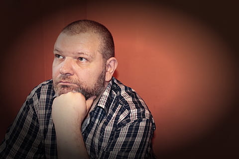 persona, sentado, junto a, rojo, pared, pensando, hombre, pensar, considerar, reflexionar, pensador, humano, hombres, gente, adulto, machos, etnia caucásica, barba, una persona, belleza masculina, cara humana, retrato, disparo a la cabeza, vello facial, adentro, adulto maduro, adulto medio, patrón comprobado, hombres adultos de mediana edad, fondo de color, foto de estudio, vista lateral, hombres maduros, parte del cuerpo, copia espacio, contemplación, camisa a cuadros, vista de perfil, 1080P, CC0, dominio público, libre de derechos