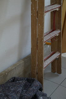 pintor, pintor trabalhando, cabeça, renovação, excluir, local, conversão, renovar, trabalho de construção, construção, trabalhos, arquitetura, madeira - material, dentro de casa, ninguém, estrutura construída, dia, Entrada, recurso de construção de parede, casa, porta, janela, telha, pavimento, velho, piso frio, sujeira, fechar-se, 5K, CC0, domínio público, royalty free